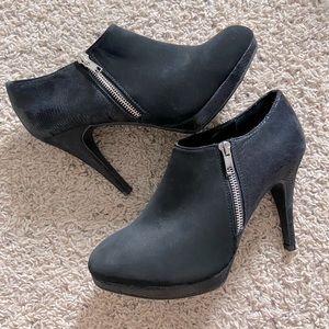 Black 4” heels with silver zipper. Too big!